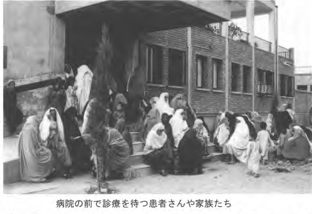 病院の前で診療を待つ患者さんや家族たち